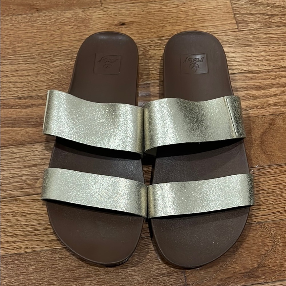 Reef Women’s Cushion Vista. Gold straps. Size 8.